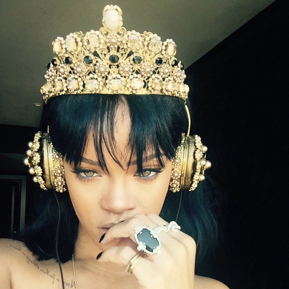 Rihanna 27 bin TL’lik kulaklıkla poz verdi