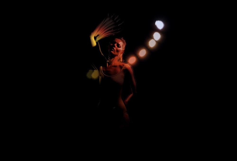 Kate Moss karanlıklar içinde