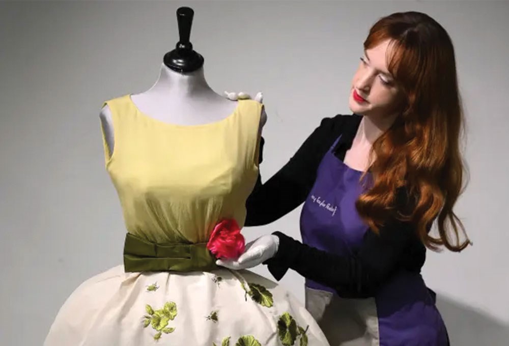 Elizabeth Taylor'ın 61 yıldır kayıp olan elbisesi bulundu, açık artırmaya çıkıyor