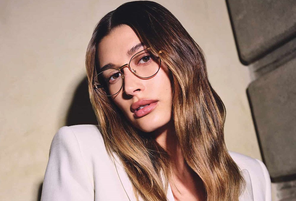 Hailey Bieber, Vogue Eyewear için gözlük tasarladı
