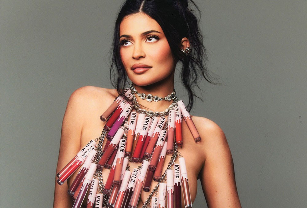Kylie Jenner, dergi çekimi için rujlara büründü!