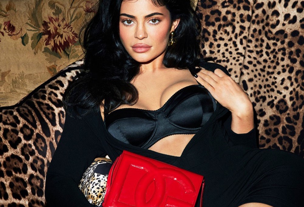 Kylie Jenner, Dolce & Gabbana DG Logo çanta için objektif karşısına geçti