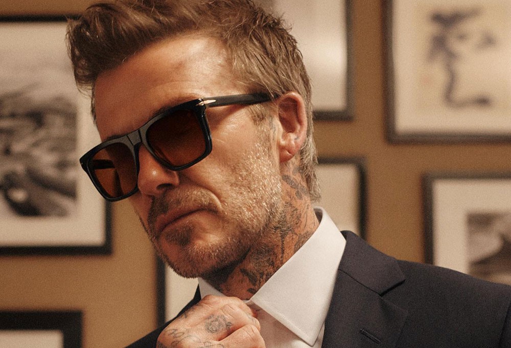 David Beckham, gözlük markasının yeni ürünlerini kendisi tanıtıyor