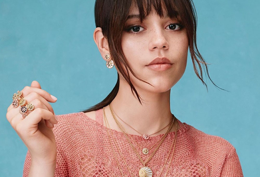Jenna Ortega, Dior Jewelry'in Rose des Vents kampanyasında göz kamaştırıyor