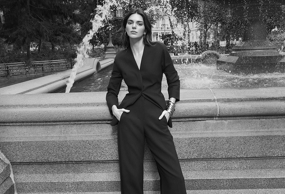  Calvin Klein İlkbahar 2024 kadın giyim kampanyasının yıldızı Kendall Jenner 
