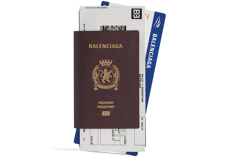Balenciaga’nın içinde biletleriyle pasaport gibi duran cüzdanı görenleri şaşırtıyor