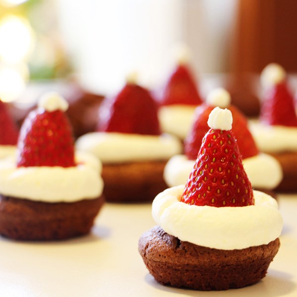 Mini Noel Baba brownie ve çilekler