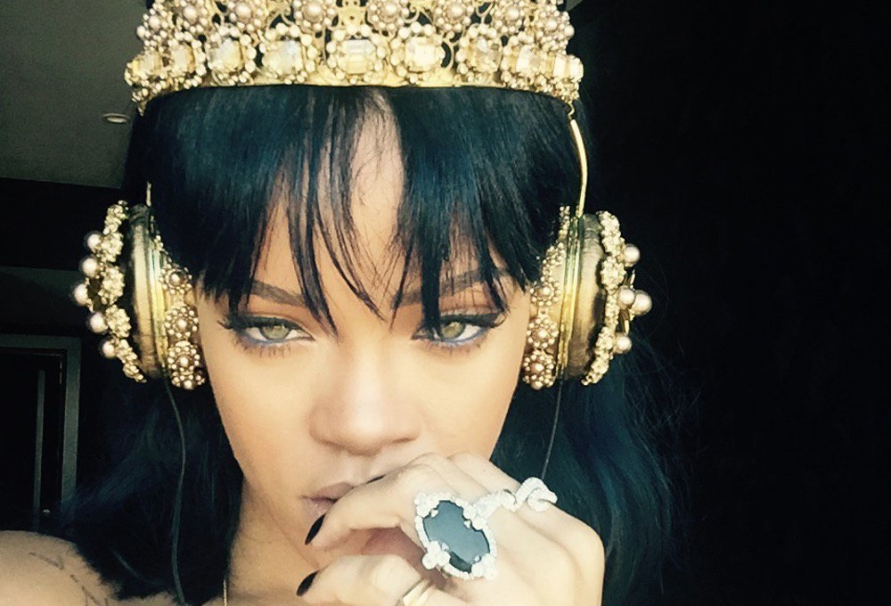 Rihanna 27 bin TL’lik kulaklıkla poz verdi