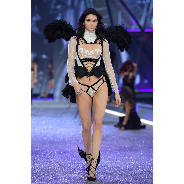 Victoria's Secret Show Paris'i büyüledi