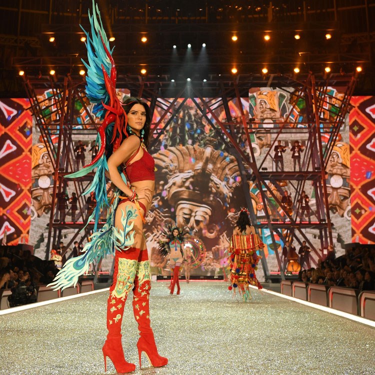 Victoria's Secret Show Paris'i büyüledi