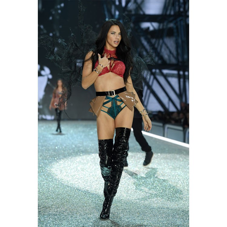 Victoria's Secret Show Paris'i büyüledi