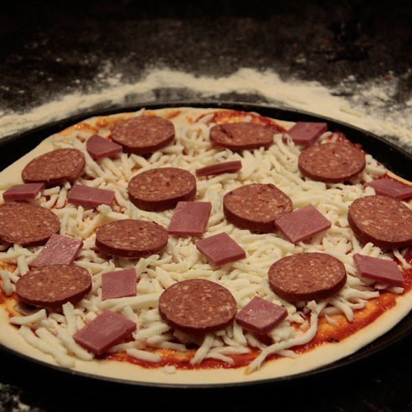 İtalyan usulü ev yapımı pizza