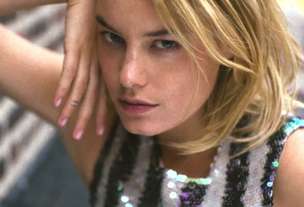 Poison Girl Camille Rowe'u yakından tanıyın 