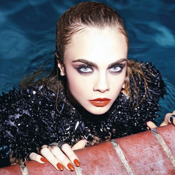 Cara Delevingne Facebook'a tepkili
