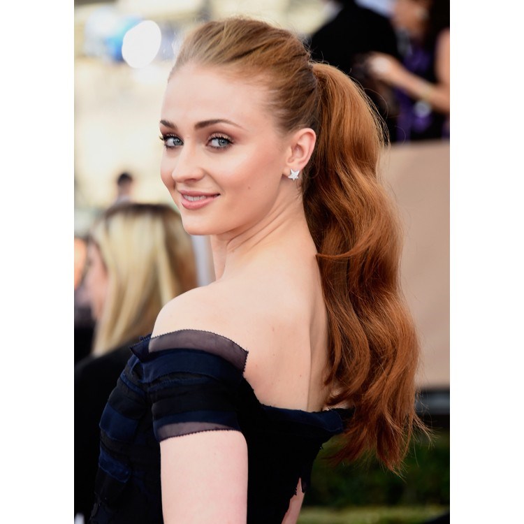 Sophie Turner’dan mezuniyet stili