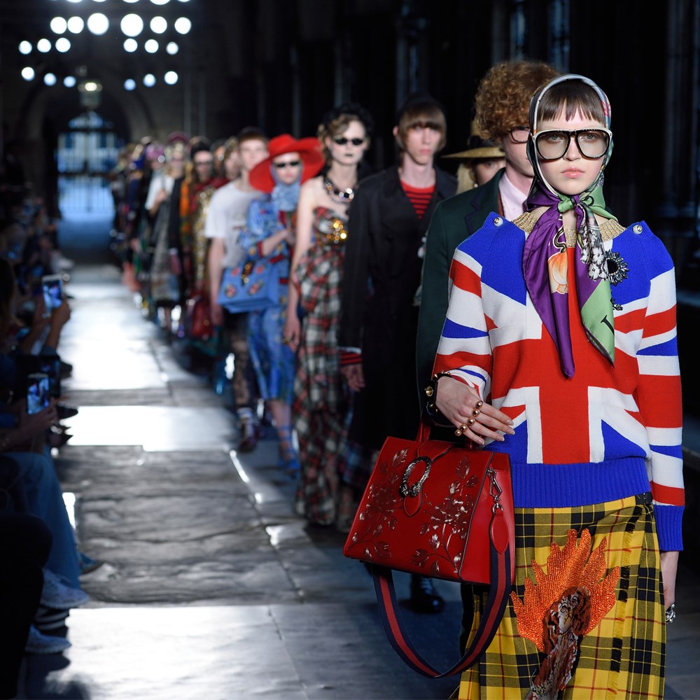 Gucci Cruise defilesinden İngiliz modasına selam