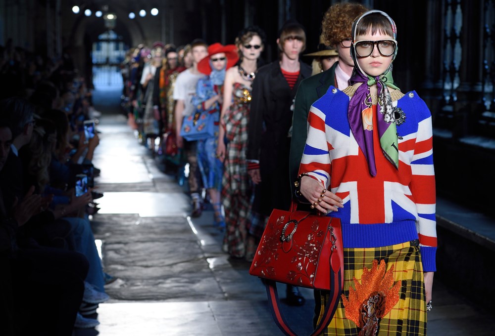 Gucci Cruise defilesinden İngiliz modasına selam