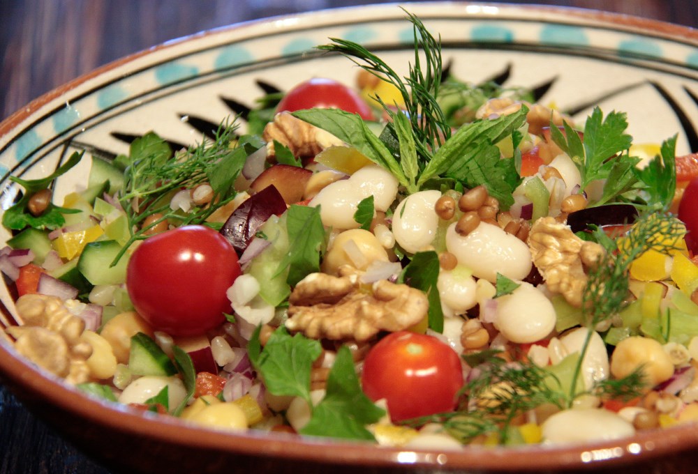 Sağlıklı bir seçenek: Taze otlu bakliyat salatası