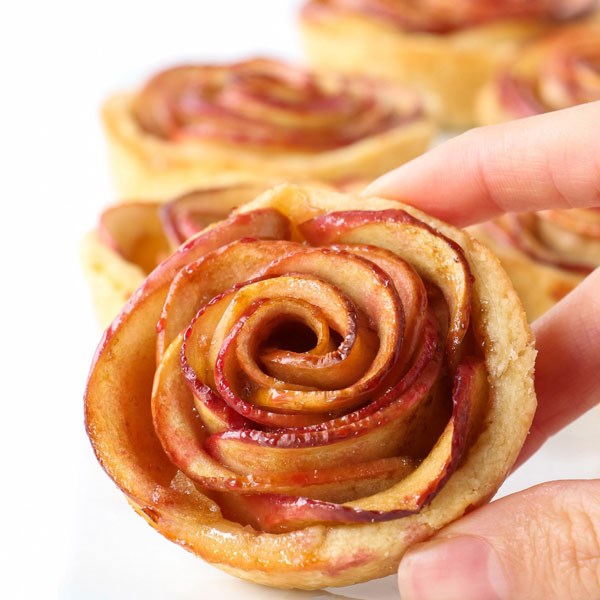 Gül şekilli elmalı mini tart