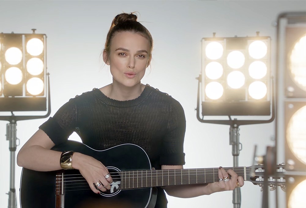  Keira Knightley Chanel için söylüyor