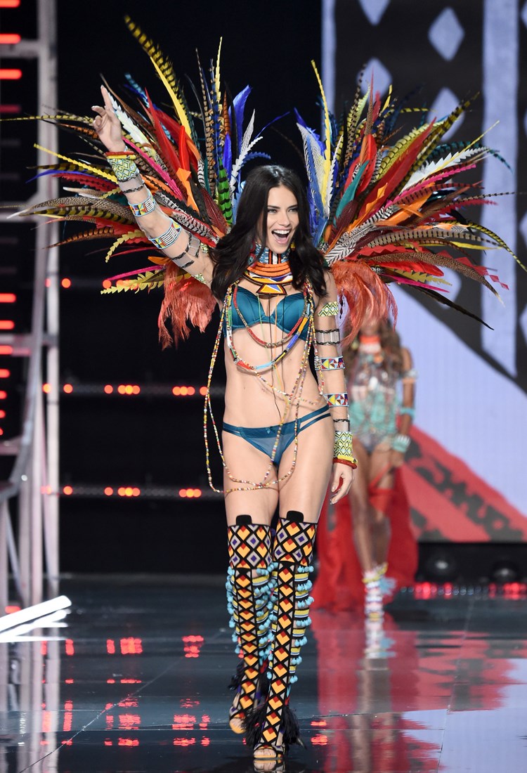 Victoria's Secret'tan ihtişamlı defile