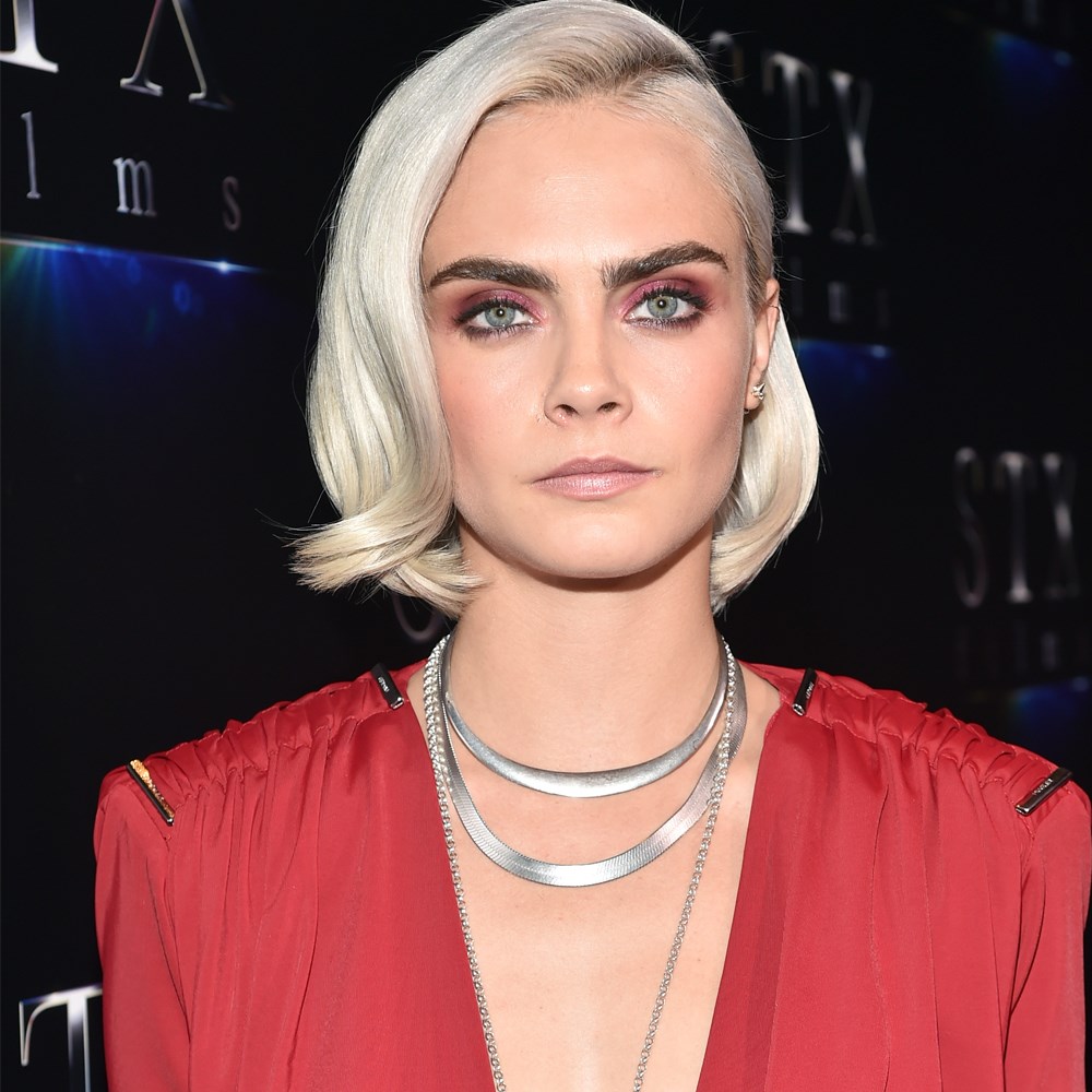 Cara Delevingne saçlarını kazıtıyor