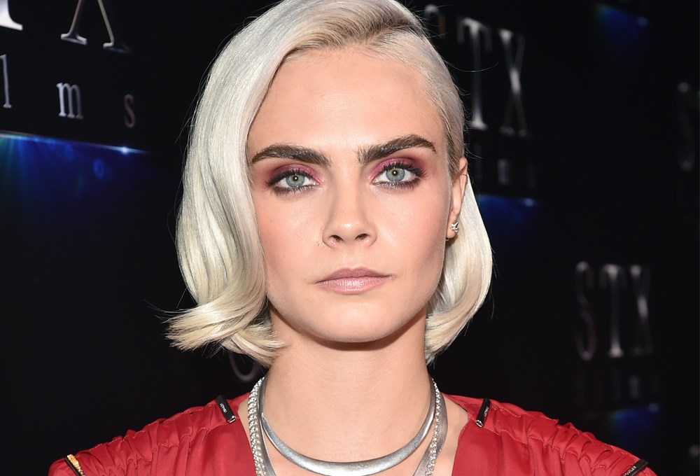 Cara Delevingne saçlarını kazıtıyor