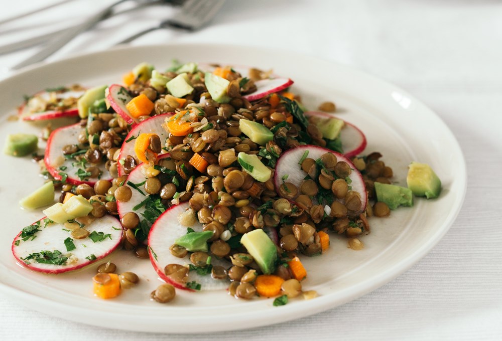 Avokadolu mercimek salatası