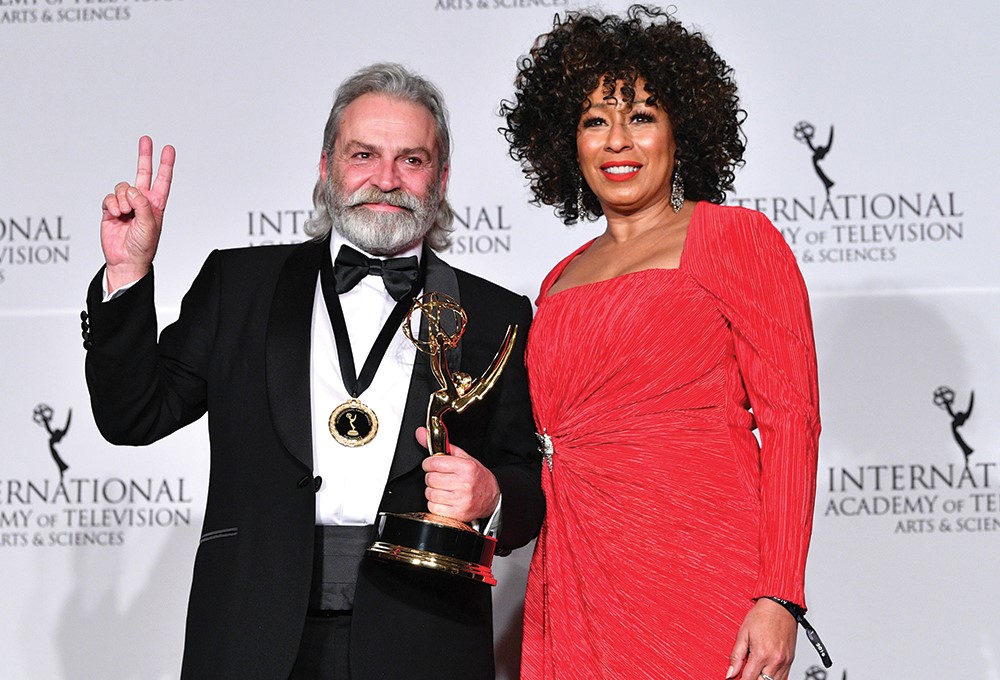 Haluk Bilginer Emmy Ödülü'nün sahibi oldu