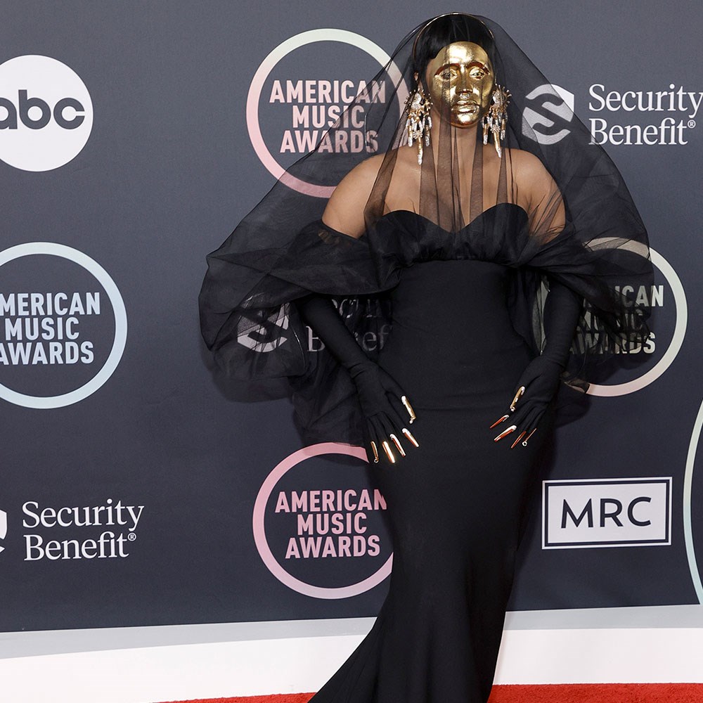 Amerikan Müzik Ödülleri’ne maskesiyle Cardi B damga vurdu