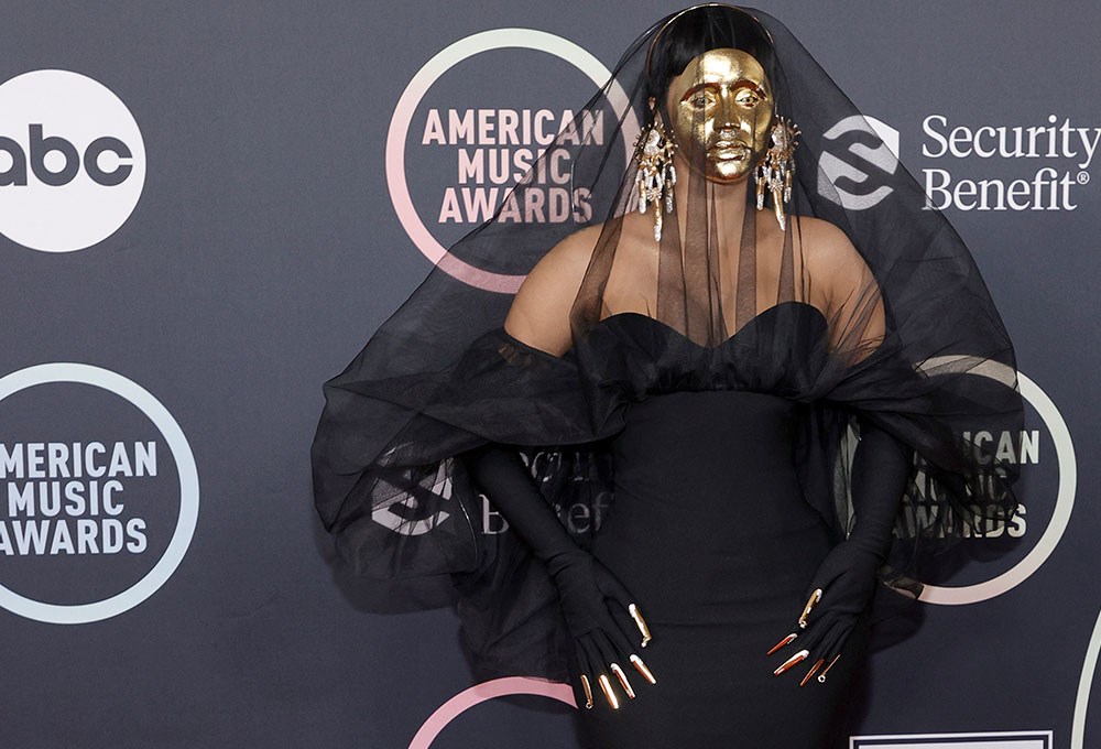 Amerikan Müzik Ödülleri’ne maskesiyle Cardi B damga vurdu