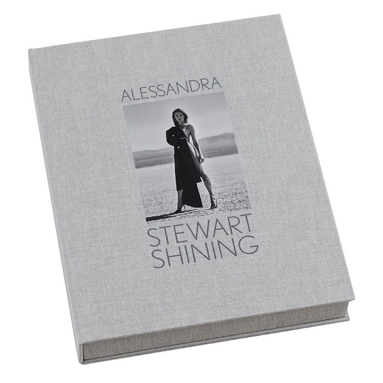 Alessandra Ambrosio, kitabının tanıtımını Instagram'da yaptı