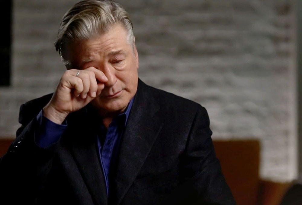 Sette yönetmenini öldüren Alec Baldwin, olayı anlatırken gözyaşlarına hakim olamadı