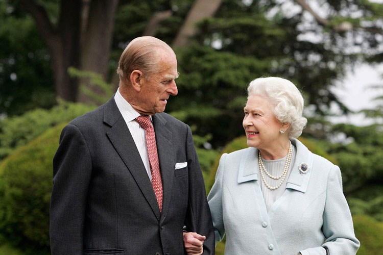Kraliçe Elizabeth kaybettiği eşini broşla onurlandırdı