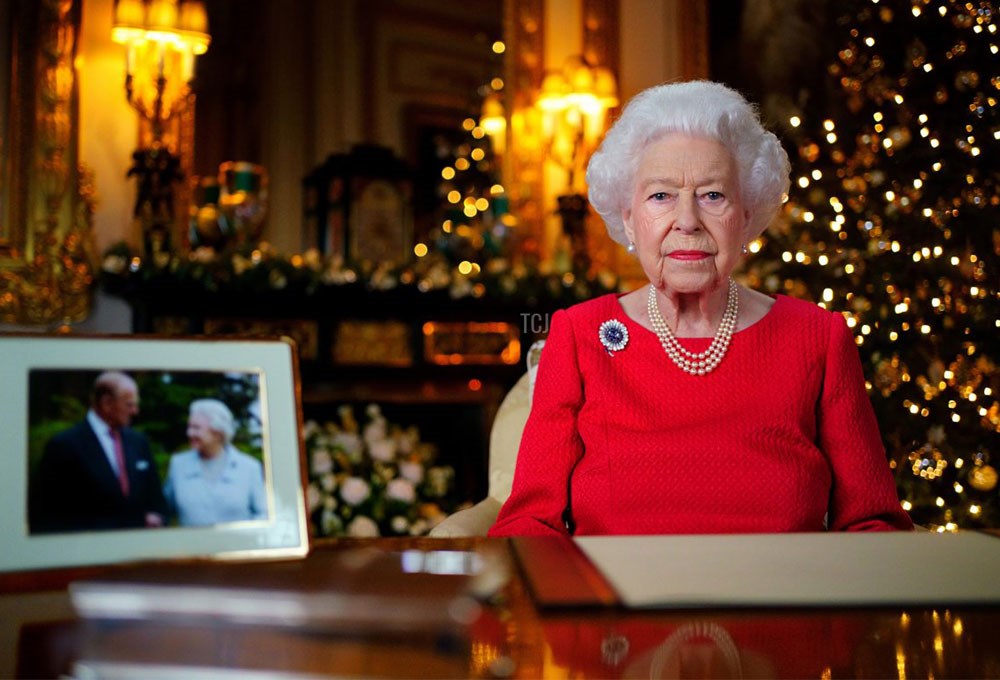 Kraliçe Elizabeth kaybettiği eşini broşla onurlandırdı