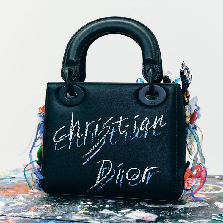 Sanatçılar Lady Dior’u yeniden yorumladı