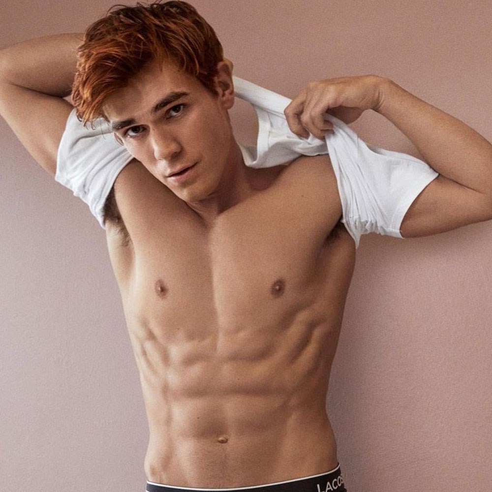 Lacoste’un iç çamaşırlarını ünlü oyuncu KJ Apa tanıtacak