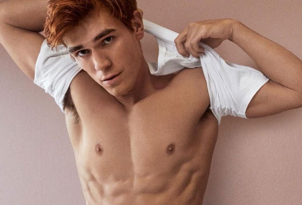 Lacoste’un iç çamaşırlarını ünlü oyuncu KJ Apa tanıtacak