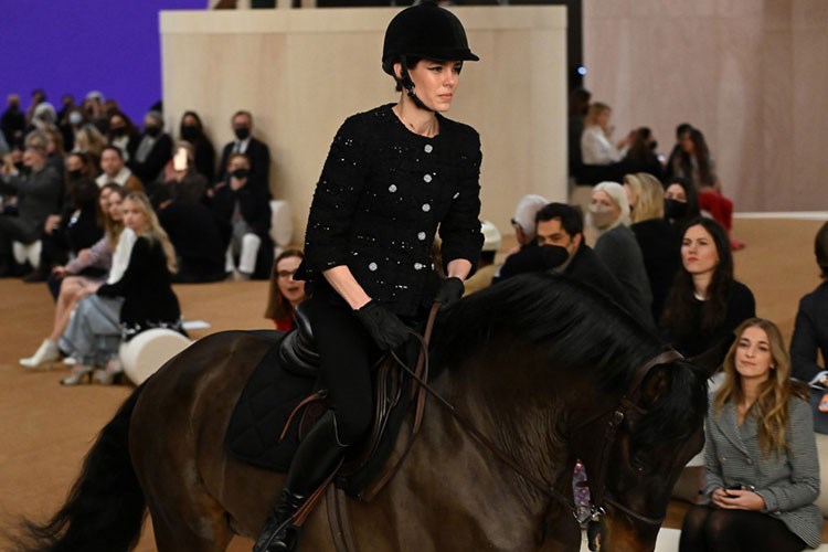 Chanel defilesinin açılışını, Grace Kelly’nin at sırtındaki torunu yaptı