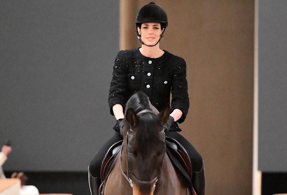 Chanel defilesinin açılışını, Grace Kelly’nin at sırtındaki torunu yaptı