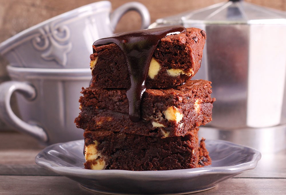 Beyaz çikolata parçalı brownie tarifi 