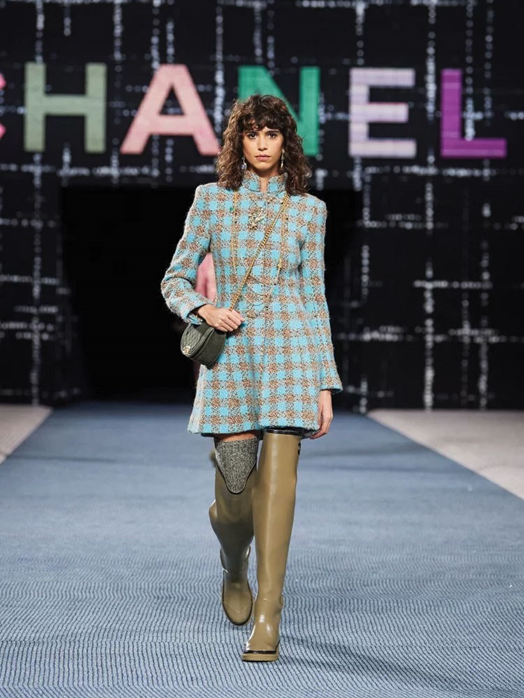 Bu kışın en beğenilen yağmur çizmesi Chanel’den geldi