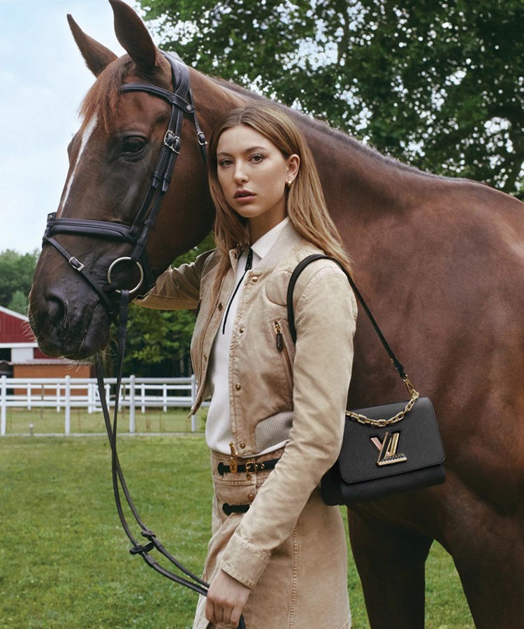 Buse Terim  Louis Vuitton Twist çantayı Steve Jobs'un model kızı