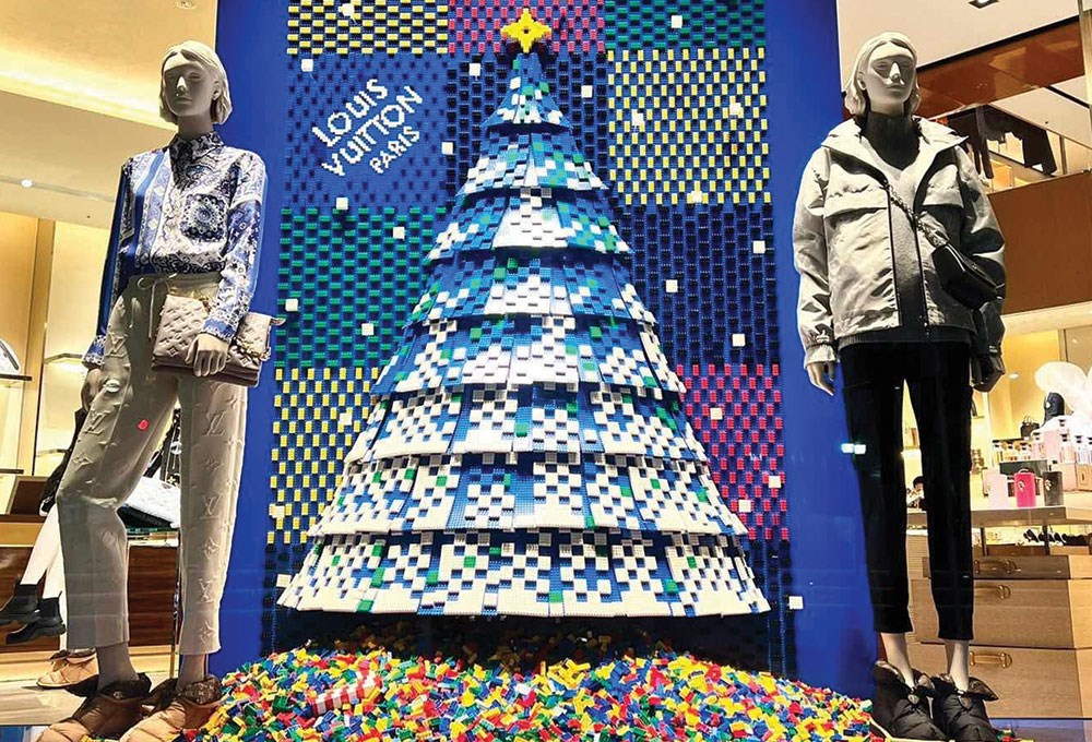 Bu yılbaşında Louis Vuitton’un vitrinleri LEGO’ya emanet