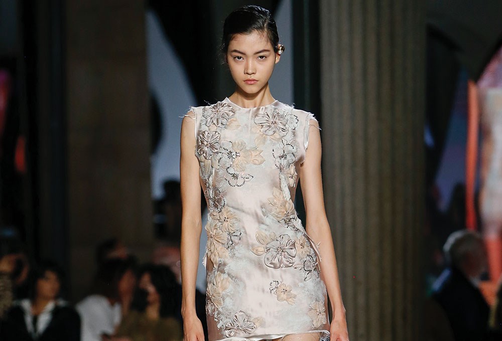 Miu Miu’nun İlkbahar/Yaz 2022 koleksiyonu, kıyafetle vücudun ilişkisini değiştiriyor