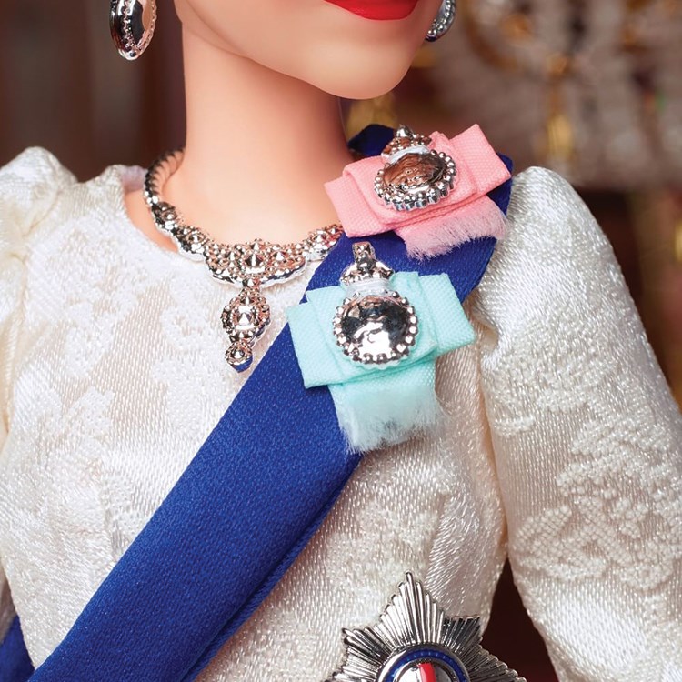 Barbie, Kraliçe Elizabeth’in bebeğini yaptı