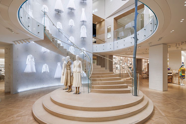 Dior zarafeti yeniden evinde: 30 Montaigne