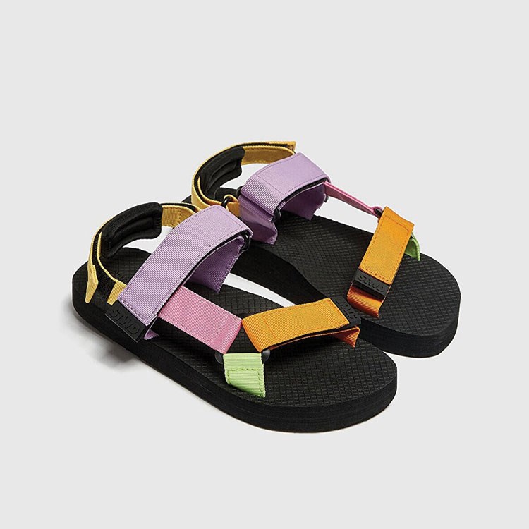 Bu yazın modası renkli sandaletler 