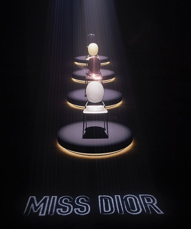 Philippe Starck tasarımı Madalyon sandalye Miss Dior