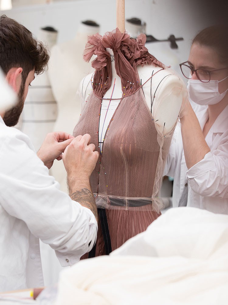 Dior Haute Couture Sonbahar-Kış 2022-2023 koleksiyonu, el işçiliğiyle dikkat çekiyor